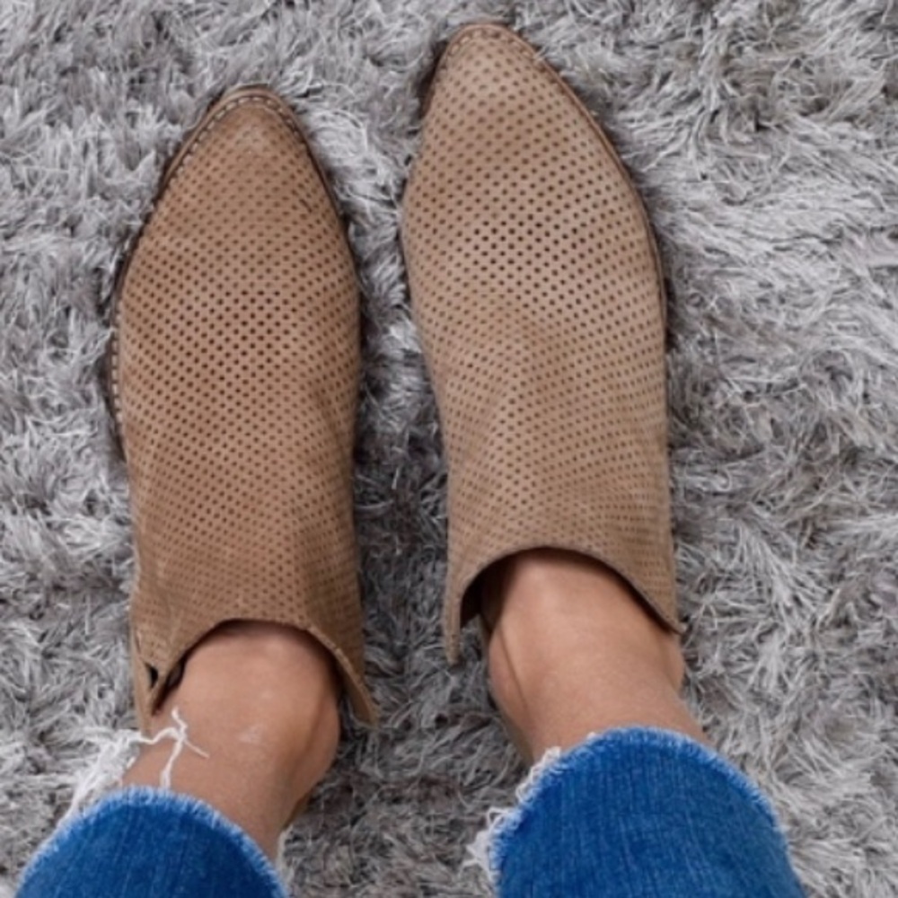 Dolce Vita Sonya Perforate Taupe Suede Ankle Bootie 7 GUC - Picture 9 of 9